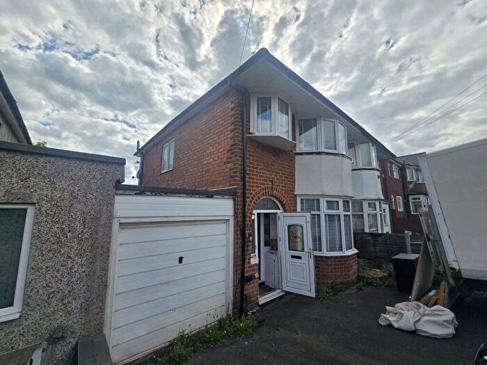 3 Bedroom Semi Detached House For Sale In Court Oak Road, Birmingham, West Midlands, B32