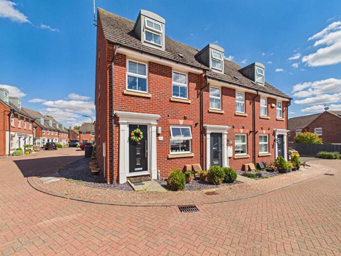 3 Bedroom End Of Terrace House For Sale In Hillside Gardens, Peterborough, PE8