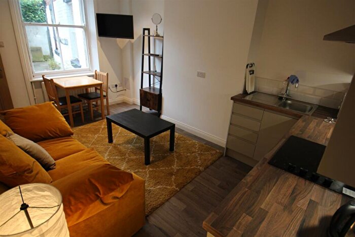 1 Bedroom Apartment To Rent In Weetwood Lane, Headingley, Leeds, LS16