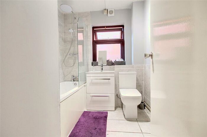 1 Bedroom Flat To Rent In Raglan Avenue, Waltham Cross, Hertfordshire, EN8