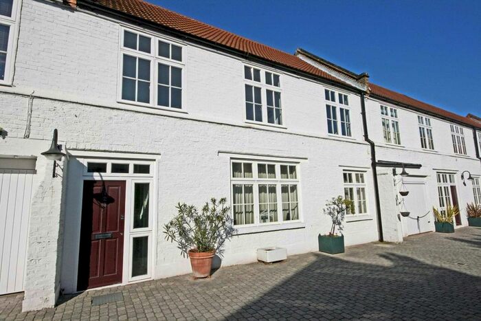 2 Bedroom Flat To Rent In Anchor Mews, London, SW12