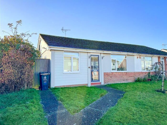 3 Bedroom Semi-Detached Bungalow For Sale In Pickers Way, Holland-on-Sea, CO15