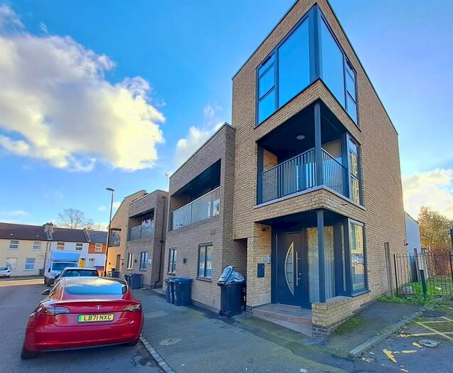 2 Bedroom Flat To Rent In Kings Road, London, SE25