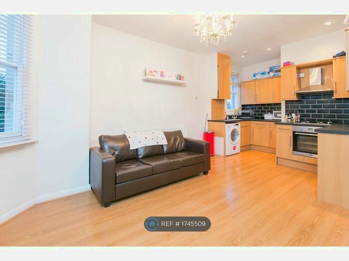 3 Bedroom Flat To Rent In Kirkstall Road Streatham, London, SW2