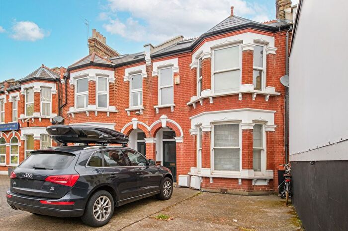 3 Bedroom Flat To Rent In Upper Richmond Road West, East Sheen, SW14