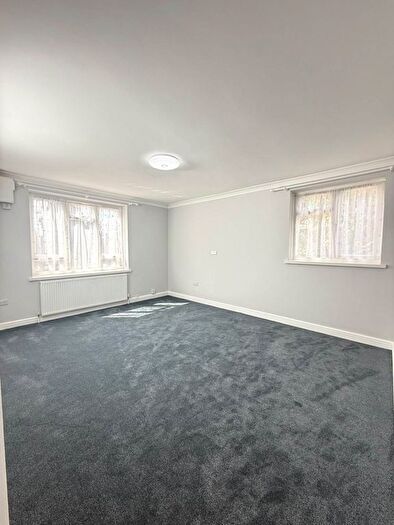 3 Bedroom Flat To Rent In Norwood Close, Norwood Green, UB2