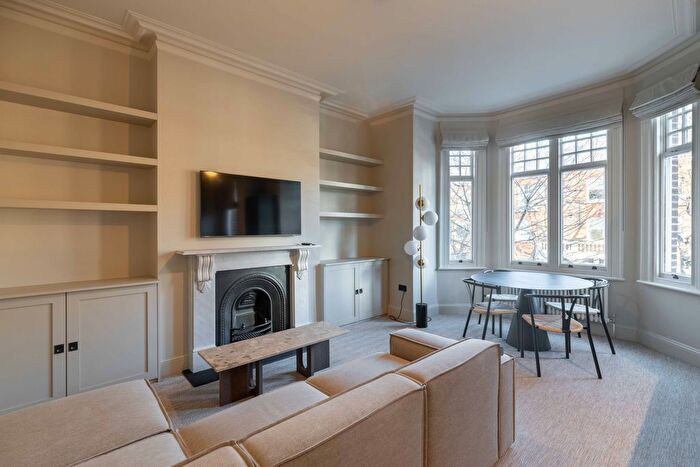 2 Bedroom Flat To Rent In Albert Bridge Road, London, SW11