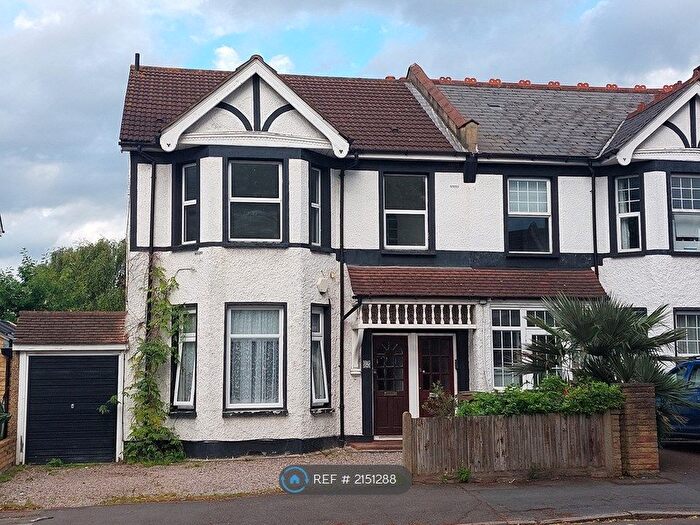 2 Bedroom Flat To Rent In Park Lane, Wallington, SM6