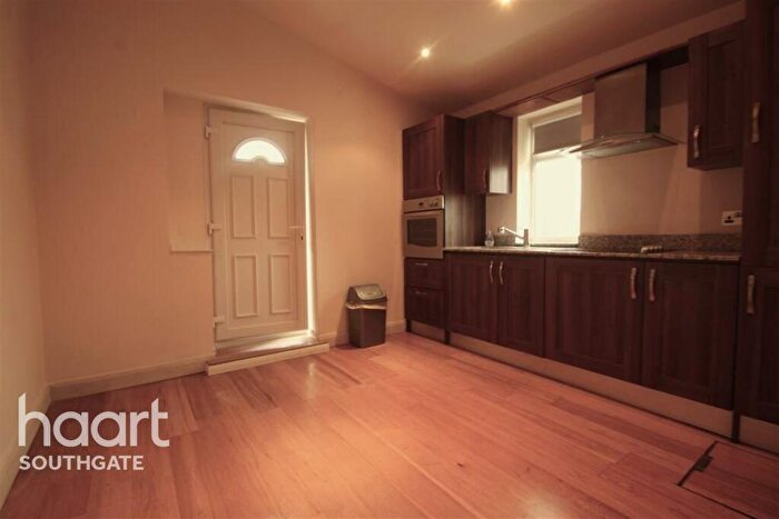 2 Bedroom Flat To Rent In Monkfrith Way, N14
