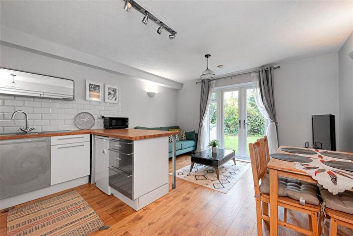 1 Bedroom Apartment For Sale In Heddington Grove, Islington, London, N7