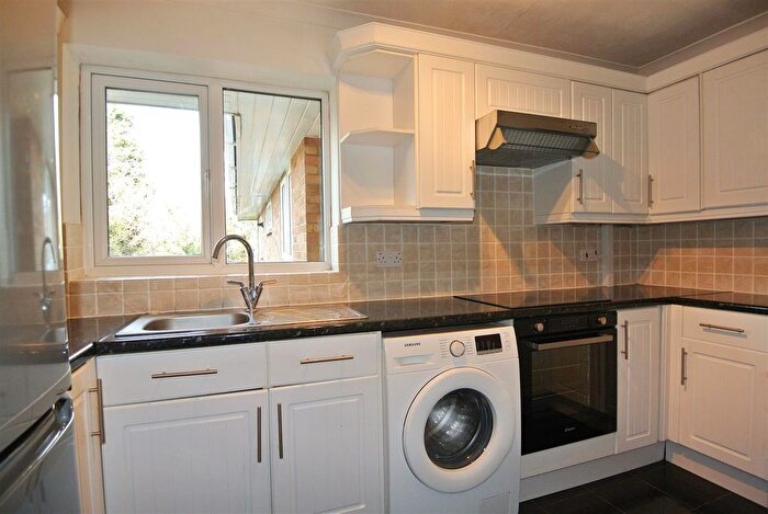 3 Bedroom Flat For Sale In Cedar Drive, Ascot, Berkshire, SL5