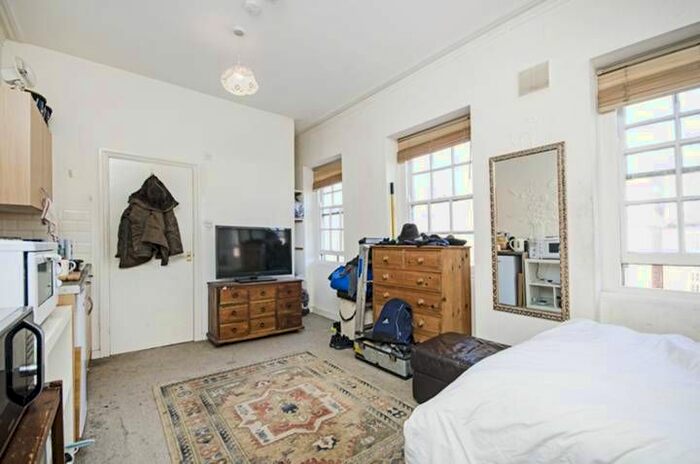 Studio To Rent In Golders Green Road, London, NW11