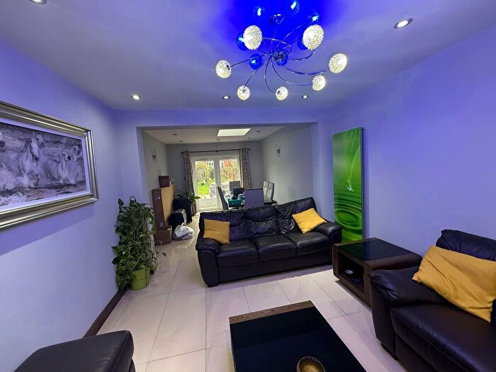 4 Bedroom Semi-Detached House To Rent In Warley Road, Hayes, Middlesex, UB4