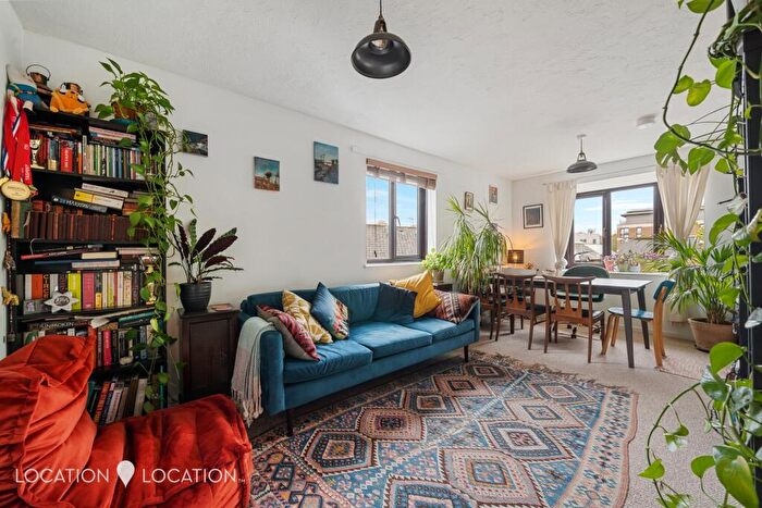 2 Bedroom Flat To Rent In Riverside Close, London, E5