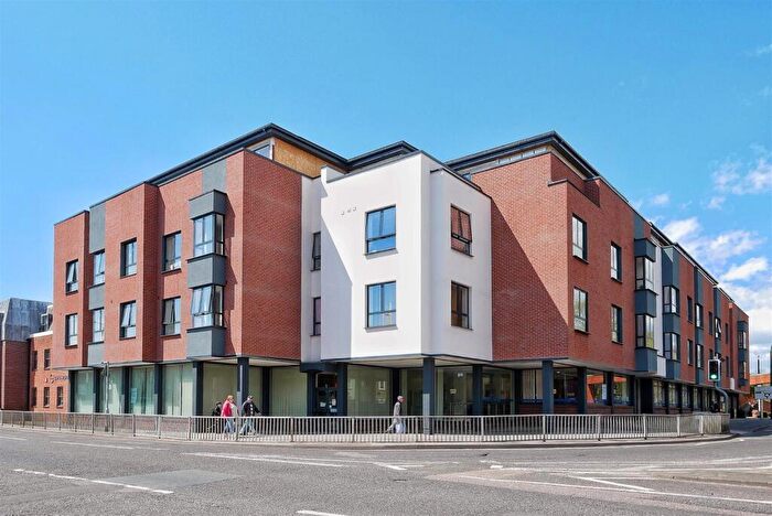 2 Bedroom Apartment For Sale In Southgate Apartments, Chichester, PO19