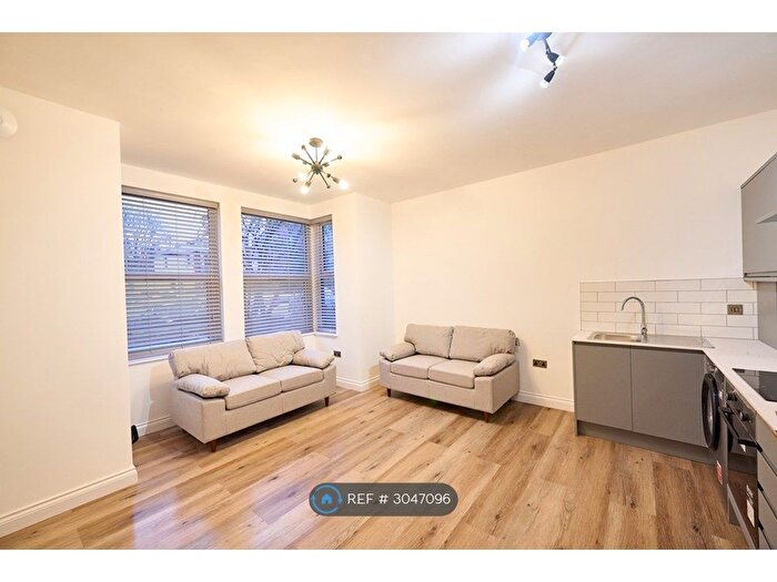 1 Bedroom Flat To Rent In Broomfield Crescent, Leeds, LS6