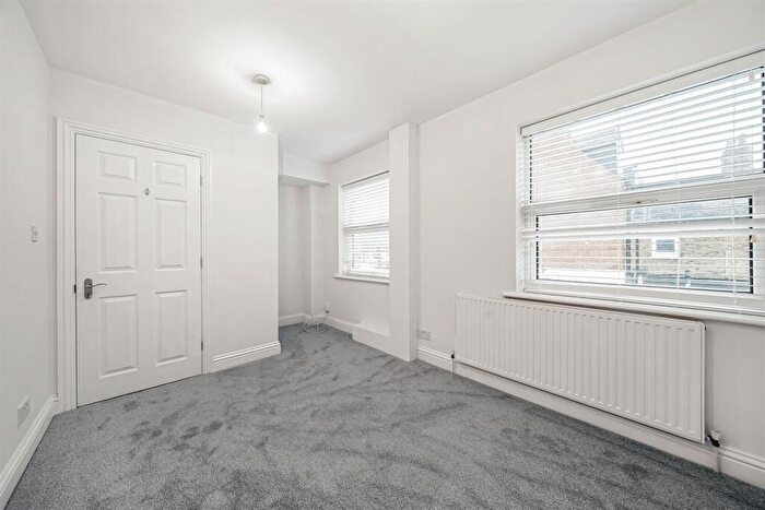 1 Bedroom Flat To Rent In Upper Richmond Road West, East Sheen, SW14