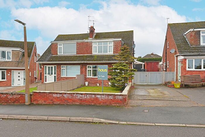 3 Bedroom Semi Detached House For Sale In Chesterton Close, Brimington, Chesterfield, S43