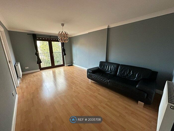 2 Bedroom Flat To Rent In Morley, Huddersfield, LS27