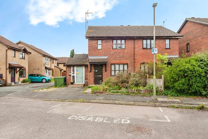 4 Bedroom Semi-Detached House For Sale In Beaulieu Close, Banbury, Oxfordshire, OX16