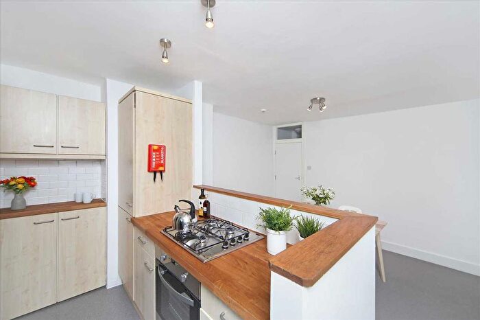 1 Bedroom Flat To Rent In Munster Road, Fulham - Parsons Green, SW6