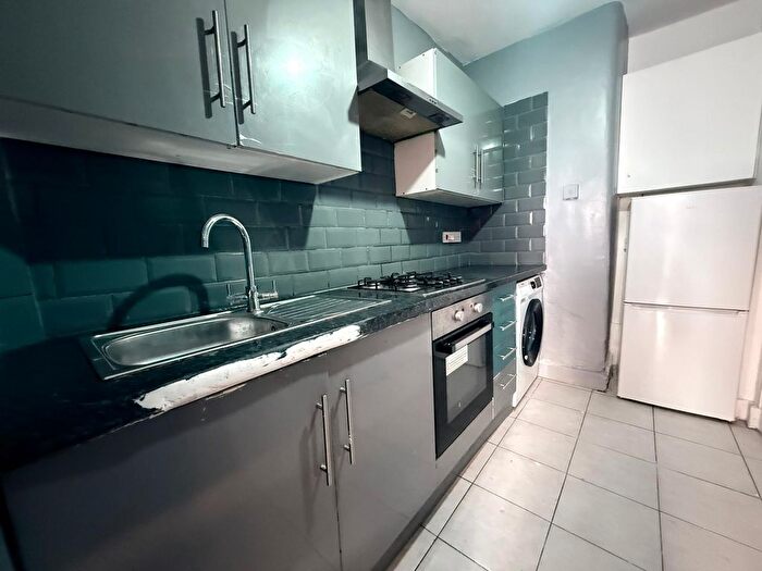 3 Bedroom Flat To Rent In Ilford, IG1