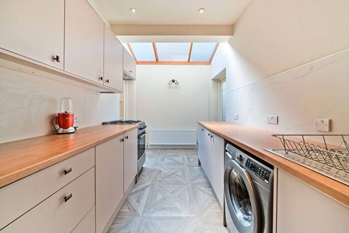 2 Bedroom Flat To Rent In Brockwell Park Gardens, Herne Hill, London, SE24