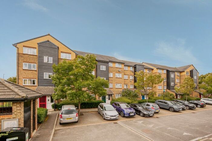 2 Bedroom Flat To Rent In Cubitt Square, Southall, UB2