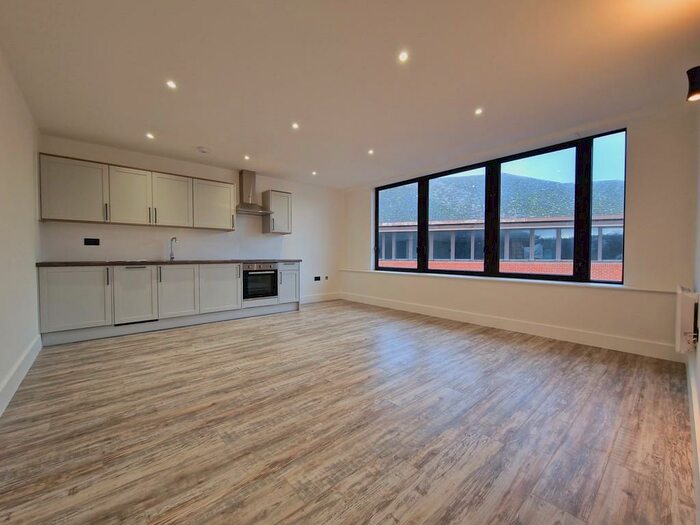 1 Bedroom Apartment To Rent In Kingsbridge Point, SN1