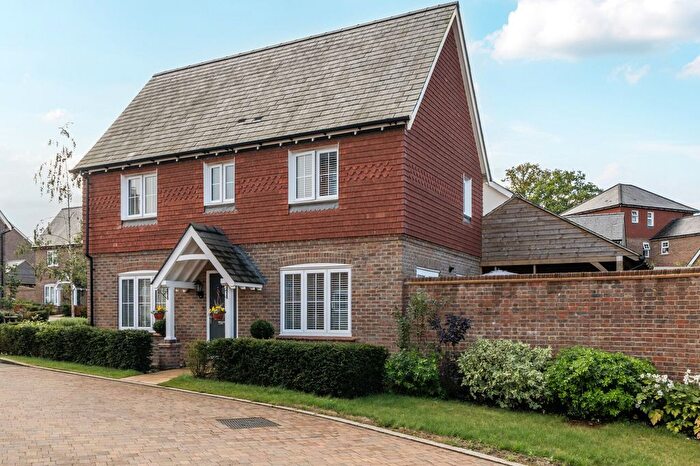 3 Bedroom Detached House For Sale In Deepford Crescent, Hook, RG27