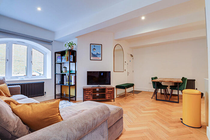 2 Bedroom Flat For Sale In London Road, St Albans, AL1