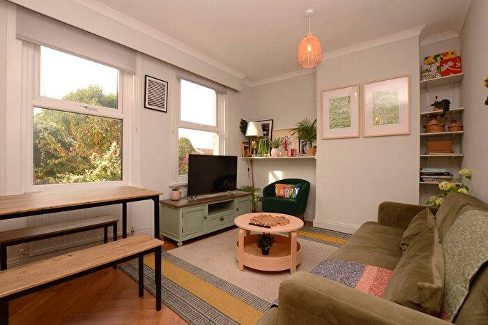 2 Bedroom Maisonette To Rent In Hove Avenue, Walthamstow, E17