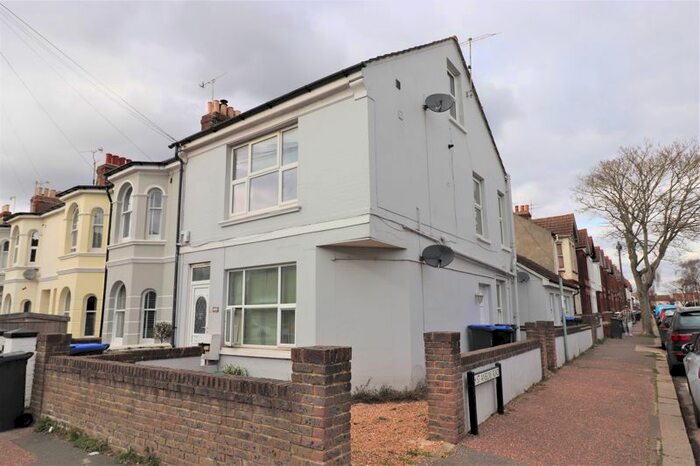 3 Bedroom Flat To Rent In Pavilion Road, Broadwater, Worthing, BN14