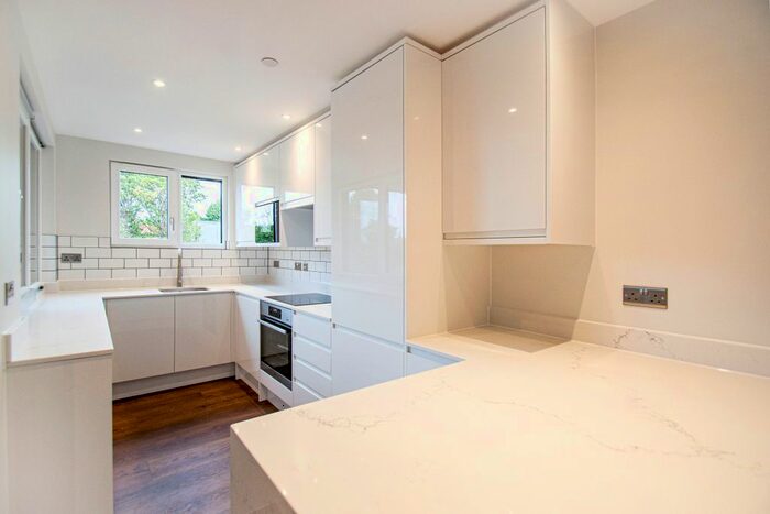 2 Bedroom Flat To Rent In Robinson Road, Tooting, London, SW17