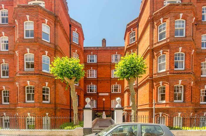3 Bedroom Flat To Rent In Queen's Club Gardens, Barons Court, London, W14