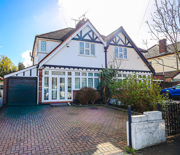 3 Bedroom Semi Detached House For Sale In Hobleythick Lane, Westcliff-on-sea, SS0