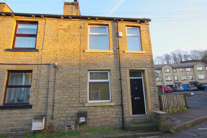2 Bedroom Property To Rent In Green Lane, Greetland, Halifax, HX4