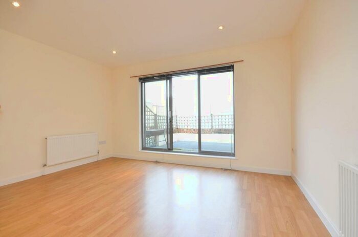 3 Bedroom House To Rent In Palmers Road, Bethnal Green, London, E2