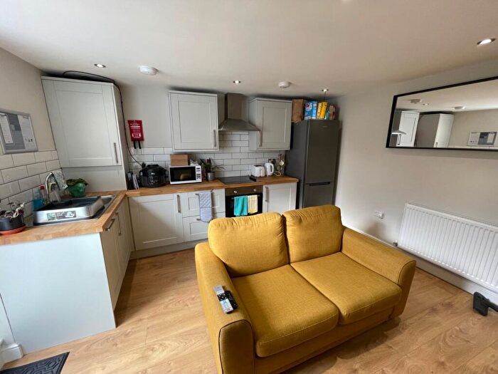 2 Bedroom Flat To Rent In Burley Road, Leeds, West Yorkshire, LS3