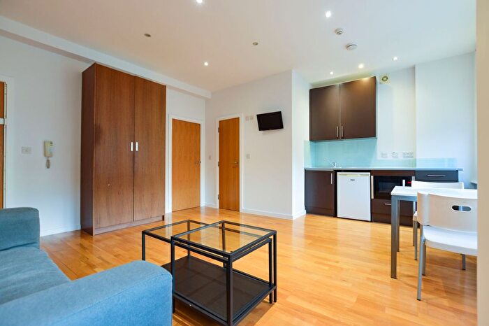 1 Bedroom Flat To Rent In Flat, Kings Avenue, Muswell Hill, N10