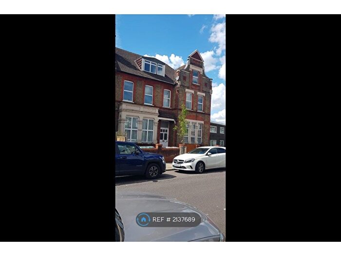2 Bedroom Flat To Rent In Rokesly Avenue, London, N8