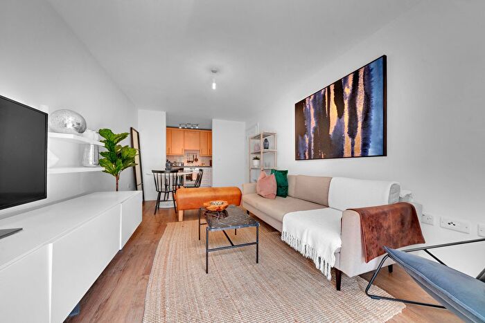 1 Bedroom Flat To Rent In Battersea Park Road, London, SW8