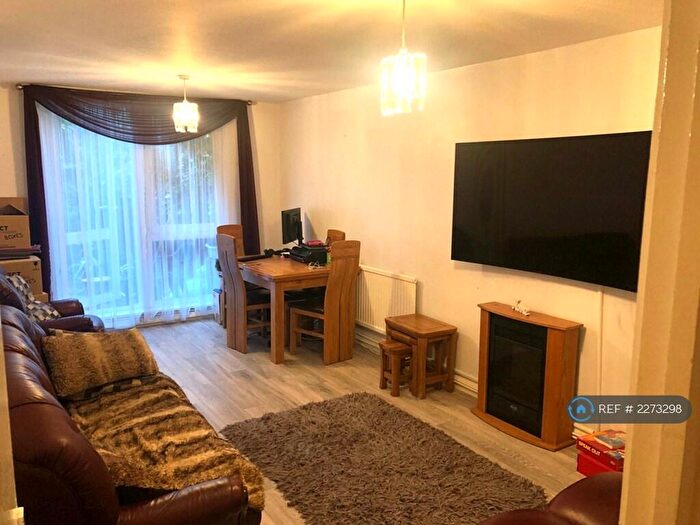 1 Bedroom Flat To Rent In Wallis Close, London, SW11