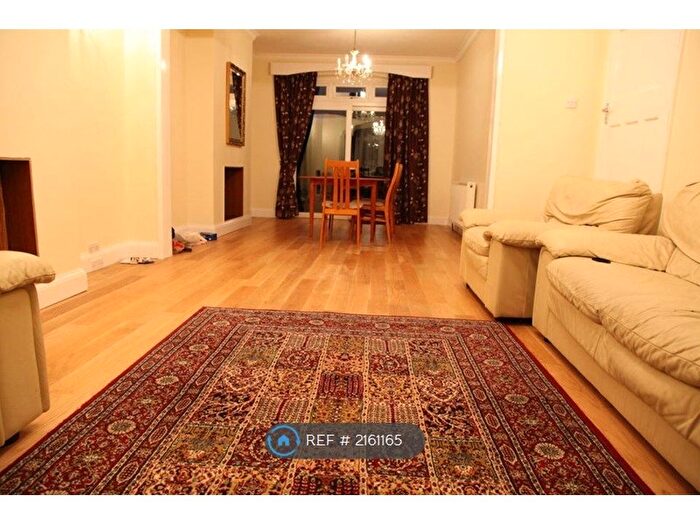 3 Bedroom Semi-Detached House To Rent In London, London, SW19