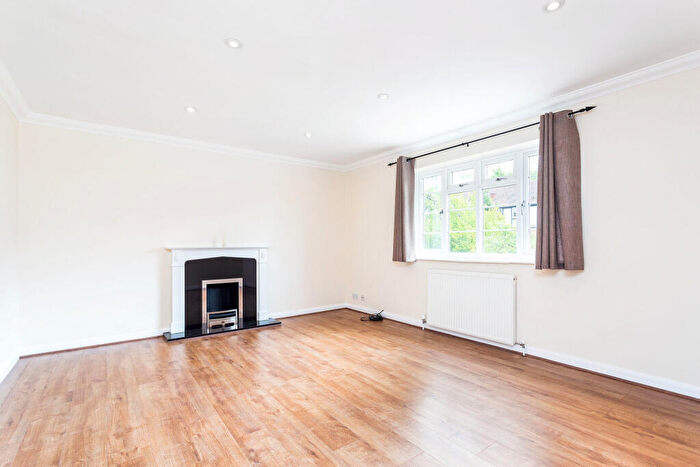 3 Bedroom Maisonette To Rent In Arlington Lodge, Monument Hill, Weybridge, KT13