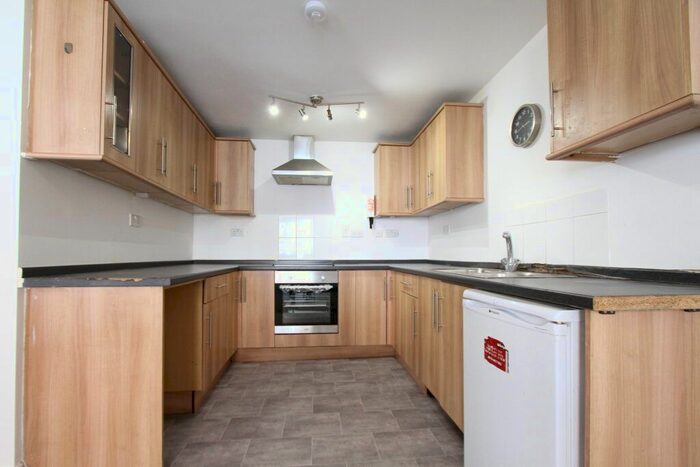 3 Bedroom Flat To Rent In High Street, Banbury, Oxon, OX16