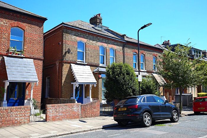 2 Bedroom Flat For Sale In Finsbury Park Road, London, N4