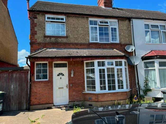 3 Bedroom Semi-Detached House To Rent In Stratford Road, Luton, Bedfordshire, LU4