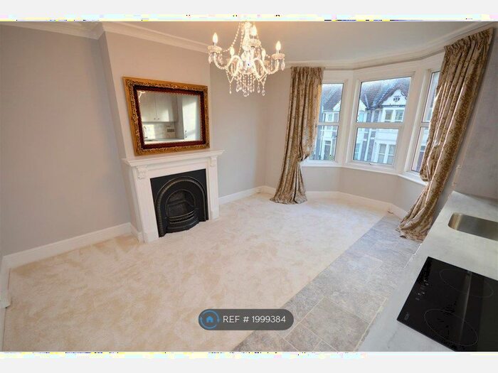 2 Bedroom Flat To Rent In Top Floor, Bristol, BS4