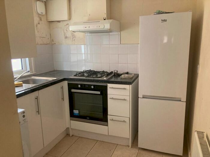 3 Bedroom Flat To Rent In Mattock Lane, London, W13